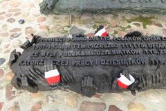 Polish flags affixed to the Monument to the Fallen and Murdered in the East in Warsaw