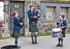 Bagpiper playing in front of the Museum of Edinburgh on the Royal Mile