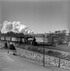 Helsinginkadun underpass with a train coming from downtown, Töölönlahti in the background