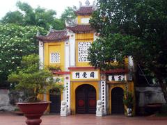 Cổng chùa Diên Hựu in Hanoi, Vietnam