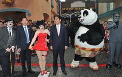 Shinzo Abe 2014 Universal Studios Singapore