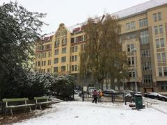 Tove Janssons Park in Helsinki with Myntgatan street on the right