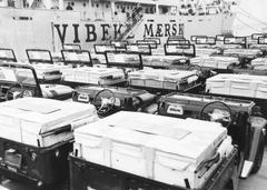 Landcruisers next to Vibeke Mærsk ship (1948)