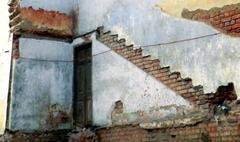 Remnants of stairs at Vadodara Mandvi