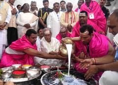 President Pranab Mukherjee performing pooja at Baba Baidyanathdham Mandir in Jharkhand