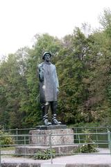 bronze sculpture of Der Isarflößer by Fritz Koelle at the rafts channel in Munich