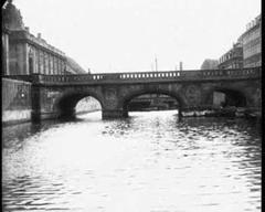 Screenshot from the Danish silent film En Tur gennem Københavns Kanaler from 1908 featuring Frederiksholms Kanal with Marmorbroen