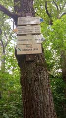 Trail signpost at Šumbera on Hádecká Planinka