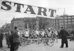 Starting line of the 1951 Peace Race in Brno with cyclists including Danish cyclist Olsen in a yellow jersey