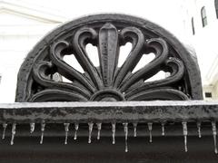 close-up of a decorated fence at the Old Courthouse during winter