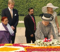 Queen Beatrix laying wreath at Mahatma Gandhi's Samadhi in Delhi