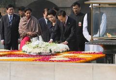 President Lee Myung-bak and his wife Kim Yoon-ok at Mahatma Gandhi memorial