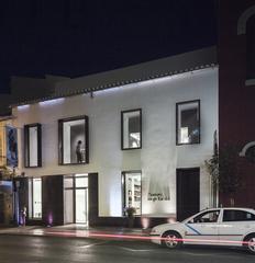 Night view of José Antonio González Vargas's architectural building facade