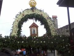 Arco de flores dedicado a San Roque en Escalante