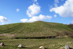 Herstedhøje mound with clear blue sky and green grass