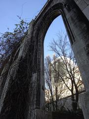 ruined St Dunstan in the East church with 20 Fenchurch building visible through archway