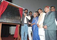 Chandresh Kumari Katoch and Pradeep Jain unveiling a plaque at Veerangana Jhalkari Bai Archaeological Museum