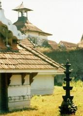 Mattancherry Palace Bhagvathy Kshetram with traditional lamp and Dutch-Kochi Jewish Synagogue in the background