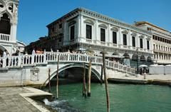 Ponte della Paglia in Venice with people walking and historic architecture