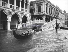 Ponte della Paglia in Venice during the high water on November 4, 1966