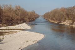 View from the weir Oberföhring across the Isar to the St.-Emmeram-Bridge