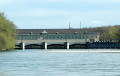 Stauwehr Oberföhring dam on the Isar River, April 2005