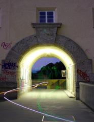 Arch at Oberföhring weir during night