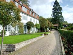 Historic townhouse at Falkensteiner Ufer 28 a-c in Roman Garden