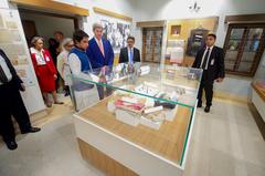 U.S. Secretary of State John Kerry examining evidence in Dhaka trial, August 29, 2016