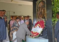 President Pranab Mukherjee laying wreath at Bangabandhu's portrait in Dhaka, Bangladesh