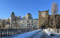 Snow at Zenneckbrücke with surrounding buildings and sculptures in Munich