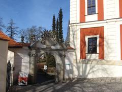 White gate between Lauenburg Castle and Princes' Palace