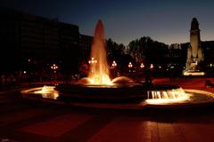 Night view of Fuente Plaza de España