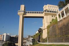 view from below of the Elevador Lacerda