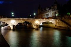 Night view of Pont Saint-Michel in Paris