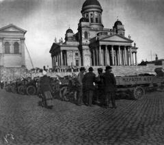 vehicles requisitioned for military use during World War I at Senate Square in Helsinki