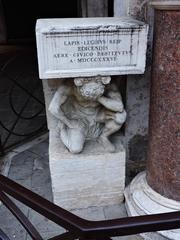 Il Gobbo di Rialto statue in Venice