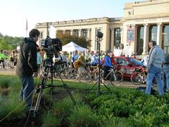 CBS News films Trailnet's Bike to Work Day event at the Missouri History Museum