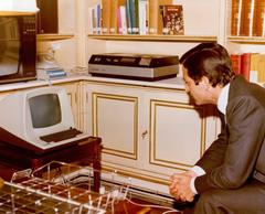 Adolfo Suárez with an early personal computer at Palacio de la Moncloa