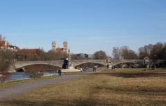 Wittelsbacherbrücke with Jugendstil balustrade and stone pylon featuring Otto von Wittelsbach in Munich