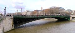 Pont d'Arcole in Paris IV under a clear blue sky