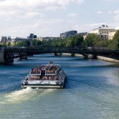 Le bateau promenade L'Hirondelle sur la Seine