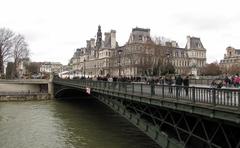 Pont d'Arcole facing downstream towards Hôtel de Ville in Paris