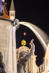 Lunar eclipse in Munich 2018 with Fischbrunnen fountain in the foreground