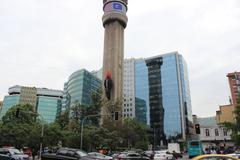 Pájaro carpintero en la Torre Entel durante el festival Hecho en Casa 2018, Santiago de Chile.