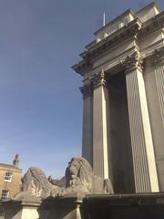 Fitzwilliam Museum entrance with lion statues, Cambridge