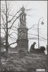 Christmas tree sale at the flower market on the Singel in Amsterdam, December 1955