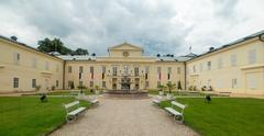 Kynžvart Castle courtyard exterior