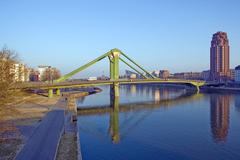 Floesserbruecke in Frankfurt as seen from Ignatz-Bubis-Bruecke