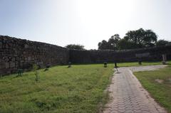 Bastion of Jahanpanah meets the wall of Rai Pithora fort